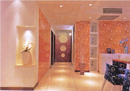 光線陰暗的過(guò)道宜通過(guò)改造墻面進(jìn)行彌補(bǔ)